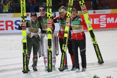 Das österreichische Damenteam gewinnt beim Skispringen der Nordischen Skiweltmeisterschaften