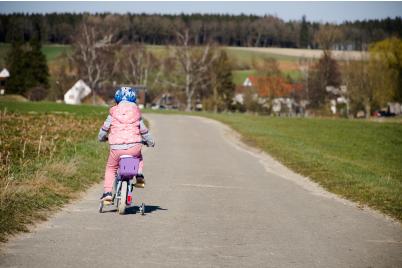 Fahrradhelme oft zu groß und Gurtsystem zu locker