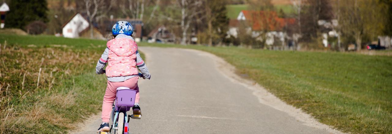 Fahrradhelme oft zu groß und Gurtsystem zu locker