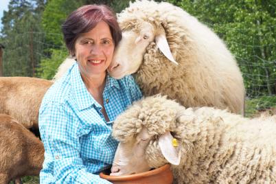 Freude über Futterspenden für die Tierglück Alm 